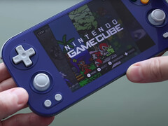 Un'immagine pratica dell'Anbernic RG476H nella sua opzione di colore ispirata al Gamecube. (Fonte: Retro Game Corps)