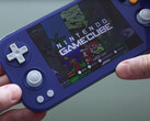 Un'immagine pratica dell'Anbernic RG476H nella sua opzione di colore ispirata al Gamecube. (Fonte: Retro Game Corps)