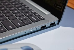 Lenovo IdeaPad Vibe: porte sul lato destro.