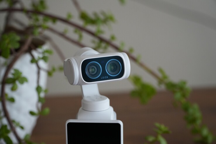 L'Insta360 Luna Ultra è dotata di un sistema a doppio obiettivo Leica