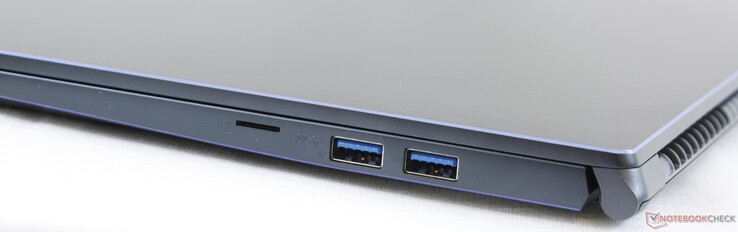 A destra: MicroSD reader, 2x USB 3.2 Gen. 1 Type-A