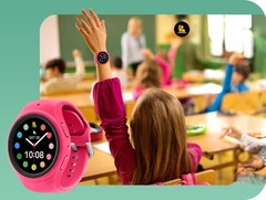 Il Pearson Revibe, adatto agli studenti, qui raffigurato con una classe sullo sfondo, è semplicemente un Galaxy Watch 7 modificato. (Fonte: Samsung) 
