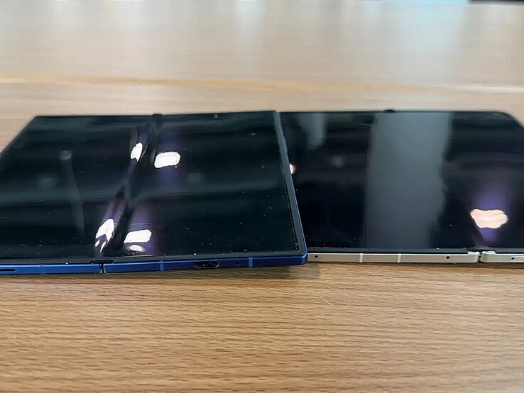 Galaxy Z Fold 7 (a sinistra) accanto all'Oppo Find N6 (a destra).