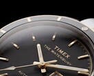 Primo piano del Timex Waterbury Heritage Automatic con quadrante nero, che mostra le lancette sfaccettate e luminescenti, gli indici delle ore, il datario con indicazione del giorno e la lunetta nera.