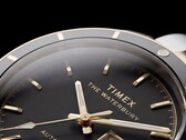 Primo piano del Timex Waterbury Heritage Automatic con quadrante nero, che mostra le lancette sfaccettate e luminescenti, gli indici delle ore, il datario con indicazione del giorno e la lunetta nera.