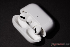 Gli AirPods Pro 2 potrebbero assomigliare a un incrocio tra il loro predecessore e gli AirPods 3. (Fonte: NotebookCheck)