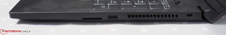 Lato destro: Lettore SD card, USB-A, Kensington Lock