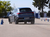 La Mercedes-Benz EQS 580 4MATIC perde la sua compostezza nel test km77, facendo fuori i coni come Mario fa con i Goomba. (Fonte: screenshot da km77 su YouTube)