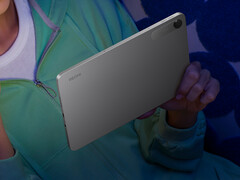 Xiaomi vende il Redmi Pad 2 SE nei colori Grigio scuro e Argento.