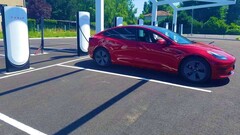 Tesla presso una nuova stazione di ricarica V4 in Francia (immagine: Alexandre Druliolle)