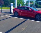 Tesla presso una nuova stazione di ricarica V4 in Francia (immagine: Alexandre Druliolle)