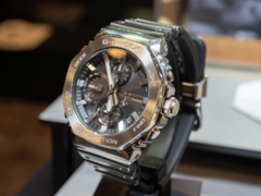 Il Casio G-Shock GMC-B2100Y-1AER (nella foto) ha la forma e la costruzione in metallo della familiare serie 2100. (Fonte: Impress Watch)