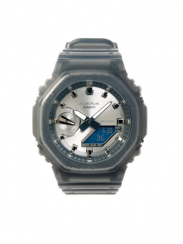 Il modello GA-2100 abbina un quadrante argentato satinato a una lunetta e a un cinturino grigio fumé traslucido, creando un look decisamente retro-futurista.