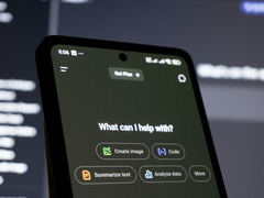 Secondo lo studio in questione, il polacco è in testa a tutte le lingue con un'accuratezza media dell'88% nelle scale a contesto lungo. L'inglese si posiziona al numero 6 su questa scala. Nella foto - un'immagine stock di ChatGPT mobile. (Fonte immagine: Zulfugar Karimov su Unsplash)