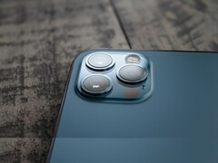 Vista ravvicinata di un array di fotocamere per smartphone