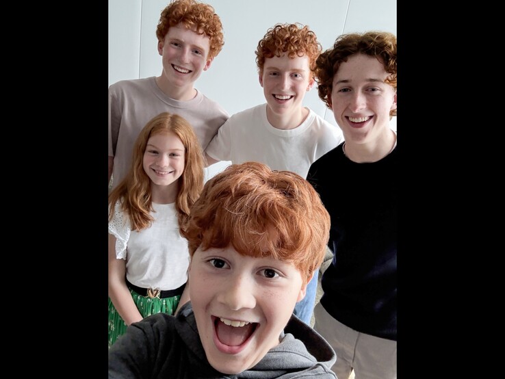 Nella foto: Gli attori Weasley Tristan Harland (Fred Weasley), Gabriel Harland (George Weasley), Ruari Spooner (Percy Weasley), Gracie Cochrane (Ginny Weasley) e Alastair Stout (Ron Weasley) nella nuova serie di Harry Potter.
