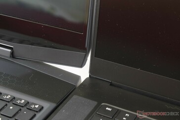 Le cornici del Blade 15 (a destra) sono molto più strette ed eleganti di quelle dell'Alienware m15 (a sinistra).