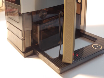 Le luci di stato sono nascoste dietro le torce. (Fonte: Notebookcheck)