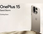 Lo smartphone OnePlus 15 Sand Storm edition con configurazione a tripla fotocamera in mostra su uno sfondo di sabbia del deserto. (Fonte: OnePlus)