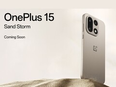 Lo smartphone OnePlus 15 Sand Storm edition con configurazione a tripla fotocamera in mostra su uno sfondo di sabbia del deserto. (Fonte: OnePlus)