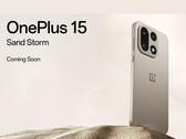 Lo smartphone OnePlus 15 Sand Storm edition con configurazione a tripla fotocamera in mostra su uno sfondo di sabbia del deserto. (Fonte: OnePlus)