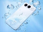 L’Oppo A7 Pro integra una sola fotocamera in un ampio modulo fotografico a forma di pillola.