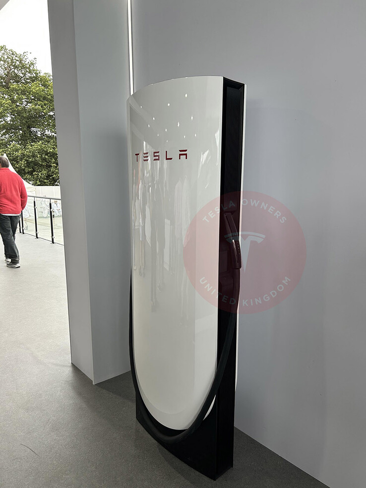 La pila V4 Supercharger con predisposizione per il terminale di pagamento con carta (immagine: Tesla Owners UK/Twitter)