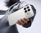 Il Redmi K100 Pro Max è dotato di un sistema di altoparlanti a 2.1 canali con tecnologia Sound by Bose. Nell’immagine: una foto promozionale del telefono che ne mostra la parte posteriore.