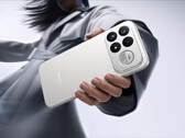 Il Redmi K100 Pro Max è dotato di un sistema di altoparlanti a 2.1 canali con tecnologia Sound by Bose. Nell’immagine: una foto promozionale del telefono che ne mostra la parte posteriore.
