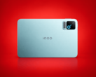 Tablet da gaming iQOO Pad Pro mostrato dal lato anteriore e posteriore.
