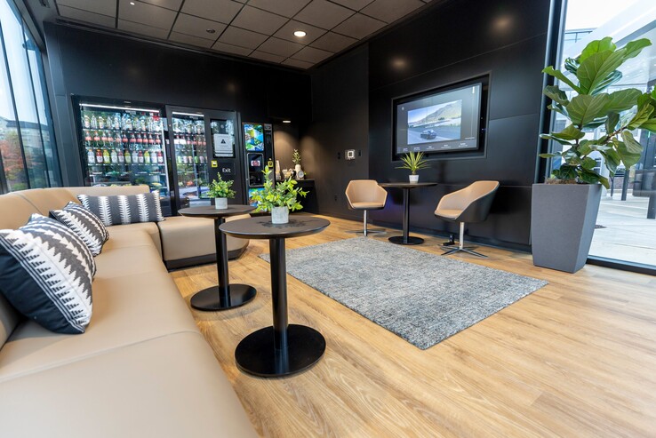 La lounge di ricarica presso l'hub di ricarica Mercedes-Benz di Sandy Springs è un'elegante area di sosta per aspettare mentre i veicoli elettrici si ricaricano. (Fonte: Mercedes-Benz)