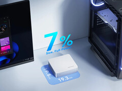 Minisforum rifinisce l'M1-1295 in un semplice alloggiamento color argento che misura 195 x 193 x 51,9 mm e pesa 1,12 kg. (Fonte: Minisforum)