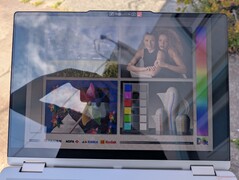 All'aperto, all'ombra. L'abbagliamento è ancora prevalente