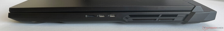 A destra: lettore di schede microSD, 2x USB-C 4.0 con Thunderbolt 5 (80 GBit/s, DisplayPort 2.1, 1x Power Delivery)