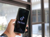 Uno smartphone con il logo di TikTok