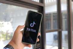 Uno smartphone con il logo di TikTok