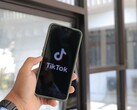 Uno smartphone con il logo di TikTok