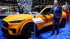 Il Presidente Biden a Detroit accanto a una Mustang Mach-E (immagine: Reuters)