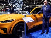 Il Presidente Biden a Detroit accanto a una Mustang Mach-E (immagine: Reuters)