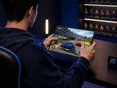Il nuovo tablet da gioco da 11 pollici ha un prezzo di vendita al dettaglio di circa 456 dollari. Nella foto: un'immagine promozionale che mostra Y900 11 mentre esegue un gioco.