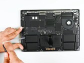 Il MacBook Pro Apple M5 ha ottenuto solo miglioramenti minimi per la riparazione. (Fonte: iFixit)