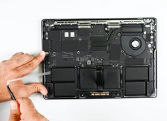 Il MacBook Pro Apple M5 ha ottenuto solo miglioramenti minimi per la riparazione. (Fonte: iFixit)