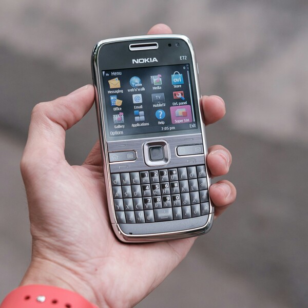 Un Nokia E72 rinnovato dovrebbe mantenere i tasti di scelta rapida sulla tastiera QWERTY. (Fonte immagine: Unsplash - modificato)