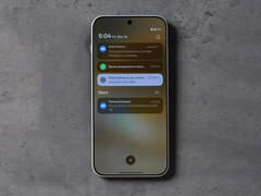 Il OnePlus 15 ha dovuto disattivare alcune funzioni per assicurarsi che la temperatura non salisse ulteriormente. Nella foto: una schermata del video dello stress test. (Fonte: Max Tech)