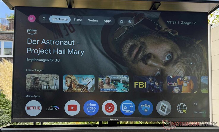 La Sylvox Frameless Pro porta in giardino l’interfaccia Google TV presente su molti televisori smart per interni.
