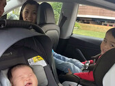 Il primo 'Tesla baby' consegnato nell'auto elettrica in modalità Autopilot