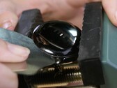 Google ha fissato il pannello posteriore del Pixel Watch con un adesivo innovativo. (Fonte: iFixit)