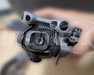 Il DJI Mini 5 Pro da vicino con la sua fotocamera da 24 mm e f/1.8. (Fonte immagine: via DroneXL &amp; Jasper Ellens)
