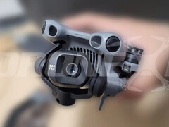 Il DJI Mini 5 Pro da vicino con la sua fotocamera da 24 mm e f/1.8. (Fonte immagine: via DroneXL &amp;amp; Jasper Ellens)