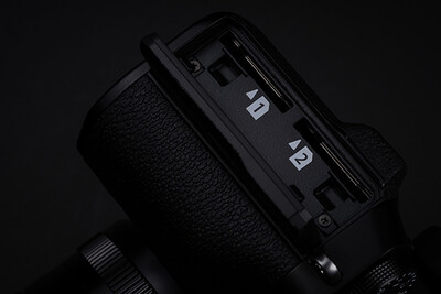 La X-T5 di Fujifilm è dotata di doppio slot per schede SD con velocità di lettura e scrittura elevate, riducendo i tempi di attesa dopo lo scatto a raffica attraverso il buffer da 43 immagini. (Fonte: Fujifilm)